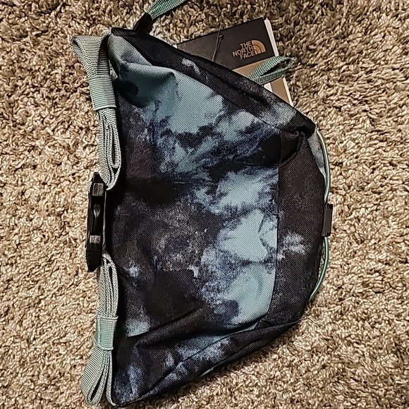 North Face fanny pack or crossbody bag‼️🩵 - Picture 3 of 3